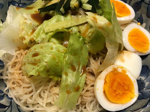 レタスときゅうりのサラダ冷やしラーメン